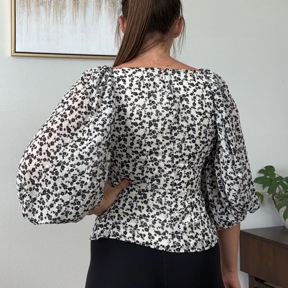 Express Balloon Sleeve Blouse - Picture 4 of 15